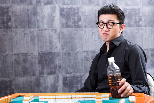 麻雀マナー：飲み物を卓上に置かない男性プレイヤー