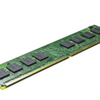 緑の基板に黒いチップが並ぶPC用バルクメモリの写真