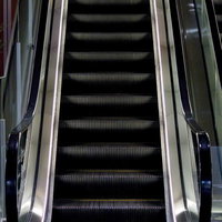 銀色の手すりが続くエスカレーター正面の写真