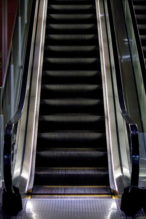 銀色の手すりが続くエスカレーター正面