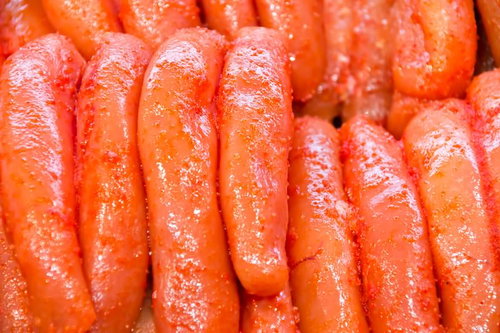 つぶつぶの粒が光る辛子明太子のクローズアップ