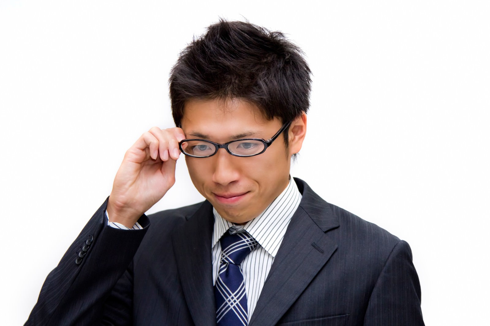 眼鏡をかけるスーツ姿の男性［モデル：恭平］