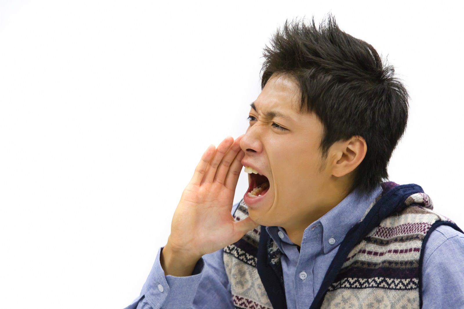 口に手を当てて叫ぶ青年［モデル：恭平］