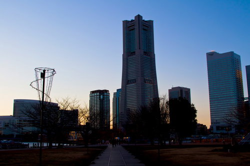 高層ビルが並ぶ夕暮れのみなとみらい運河パーク