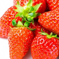 白い背景の上にころんと積み重ねた赤いいちごの写真