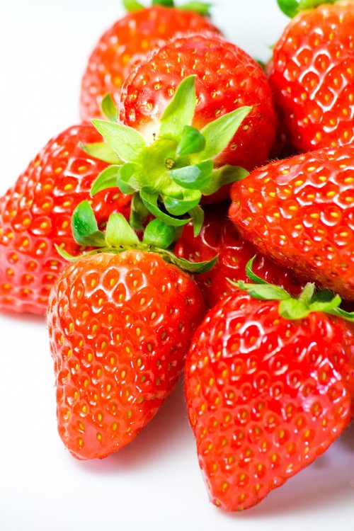 白い背景の上にころんと積み重ねた赤いいちご