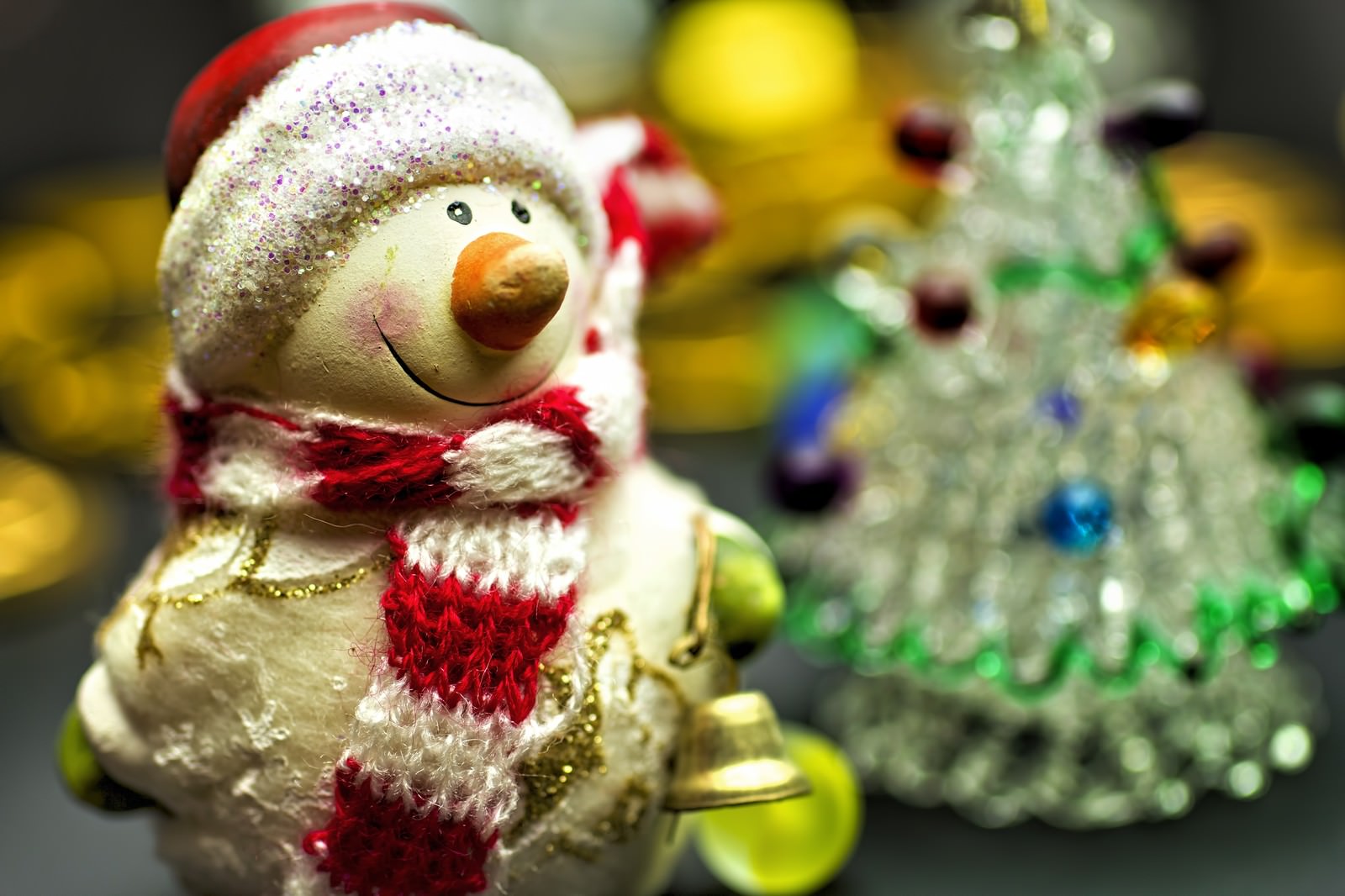 クリスマスツリー前の雪だるま人形