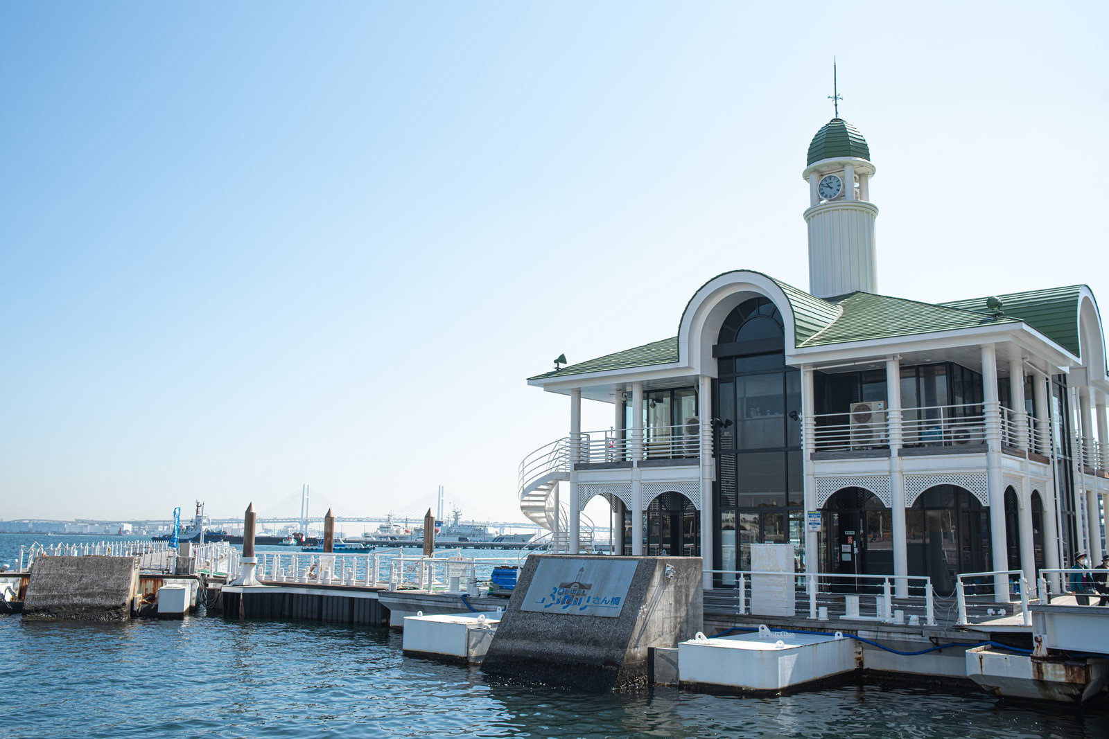 横浜みなとみらいの海に浮かぶ白い建物のぷかり桟橋