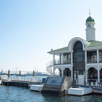 みなとみらいのぷかり桟橋と横浜ベイブリッジの写真