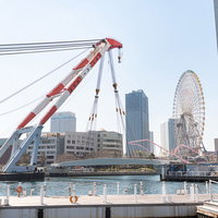 MM21地区の新設デッキ「女神橋」をクレーンで吊るす様子の写真