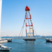 臨港パークと新港パークを結ぶ赤いクレーンで架設する女神橋の歩行者デッキの写真