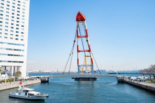 臨港パークと新港パークを結ぶ赤いクレーンで架設する女神橋の歩行者デッキ