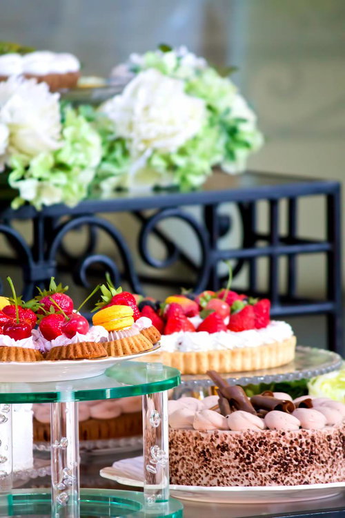 テーブルにきれいにセッティングされたケーキやマカロン