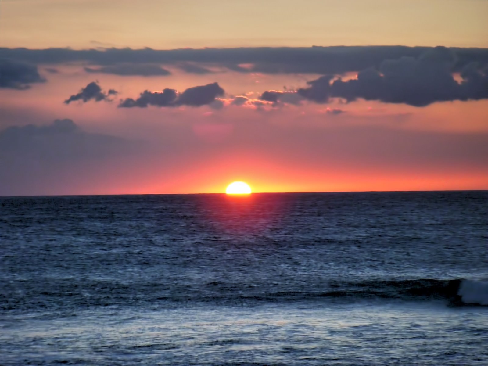 オレンジの空と海のハワイ島の夕日