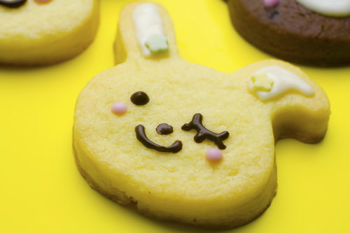 黄色い面の上に並ぶバレンタイン用うさぎのクッキー