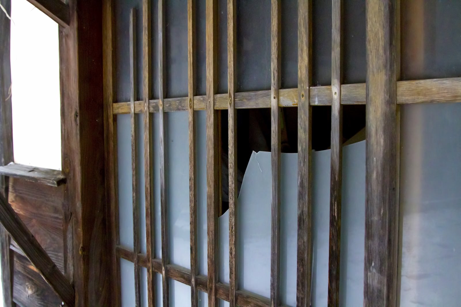 自然光が差す木製格子のガラス戸