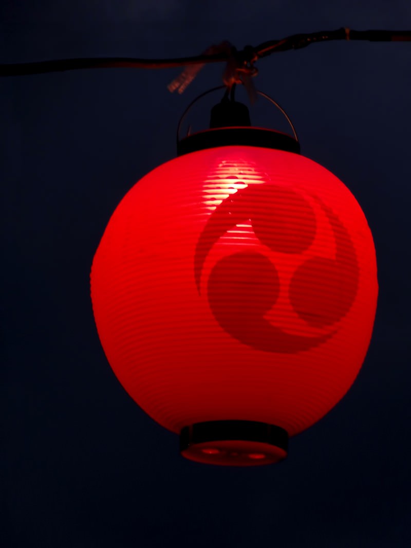 夜空に光る赤い提灯