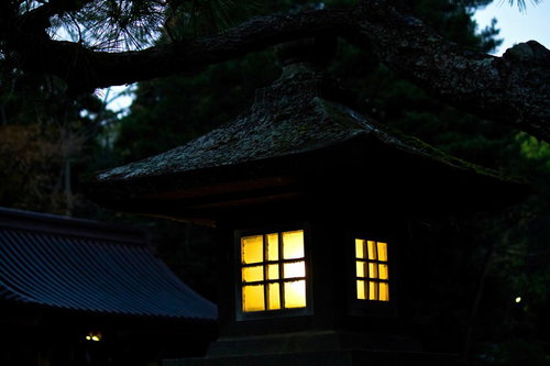 格子窓から漏れる黄色い灯りの石灯籠