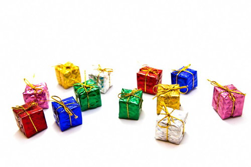 散らばったカラフルなプレゼント箱
