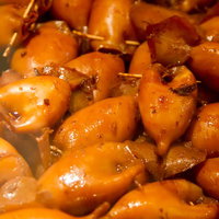 つやつやと光る出来立てのいかめしの盛り付けの写真