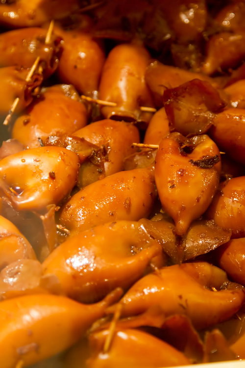 つやつやと光る出来立てのいかめしの盛り付け