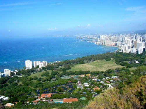ダイヤモンドヘッド頂上から見渡すワイキキの街並みと海