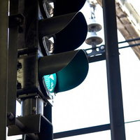 緑が点灯している駅の交通信号機の写真