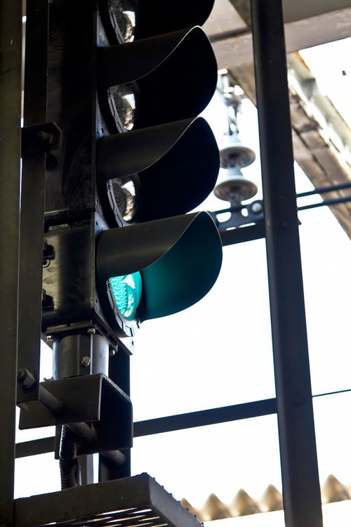 緑が点灯している駅の交通信号機