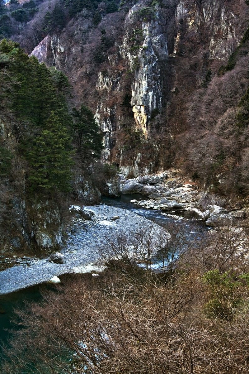 白い岩壁がそびえる鬼怒川の渓谷