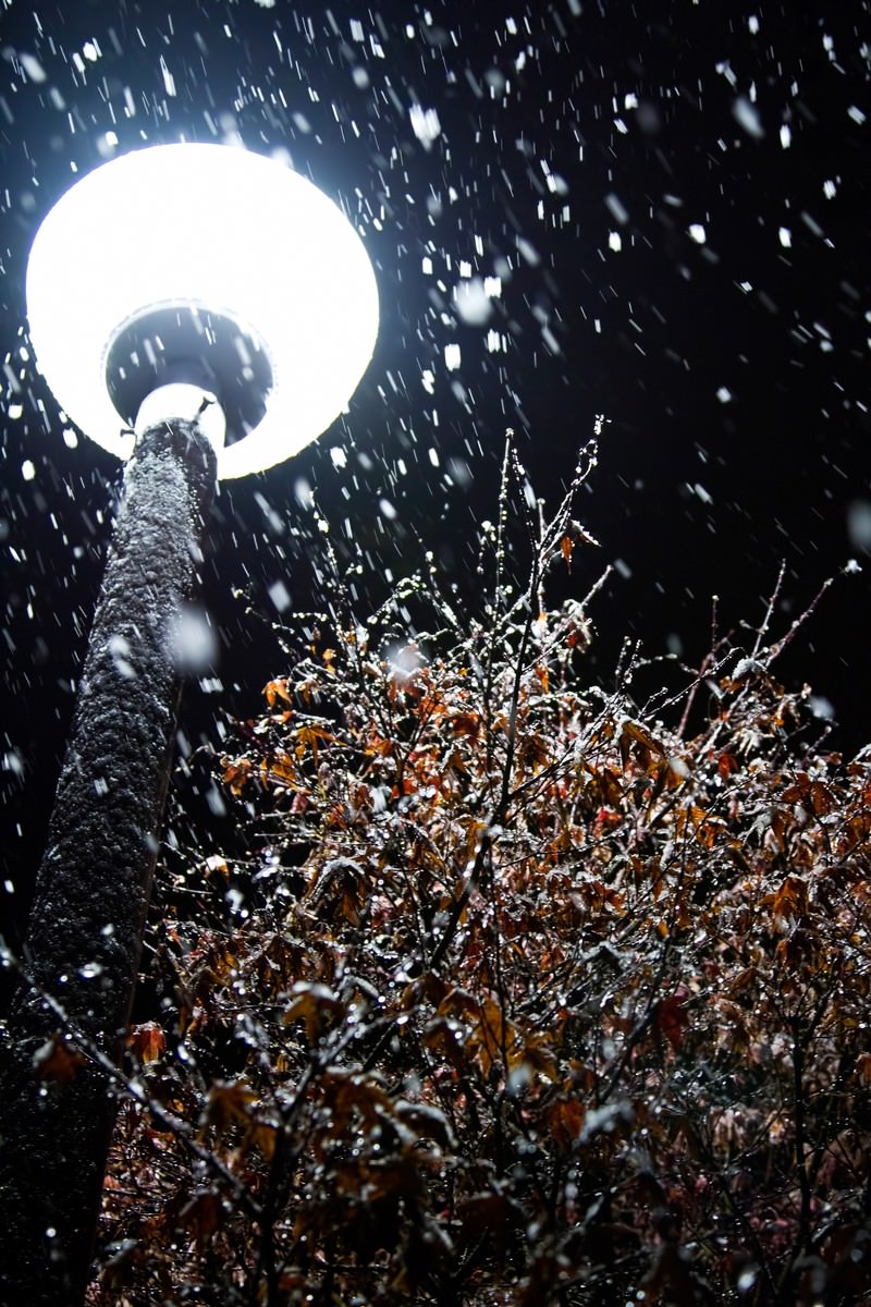 雪が積もった柱と丸い街灯