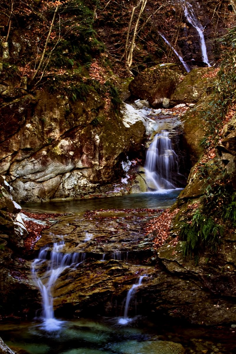 苔むした岩間を流れる古釜の滝