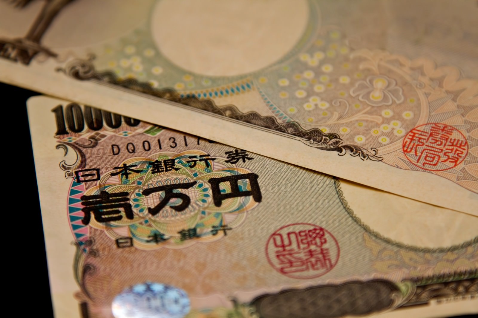 重ねられた壱万円札と千円札