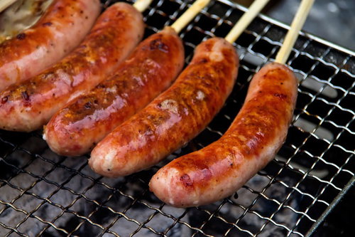 網の上で焼き色がつくジューシーなフランクフルト