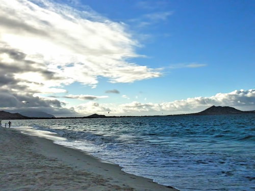 波が寄せる砂浜と遠くの島が見えるカイルアビーチ