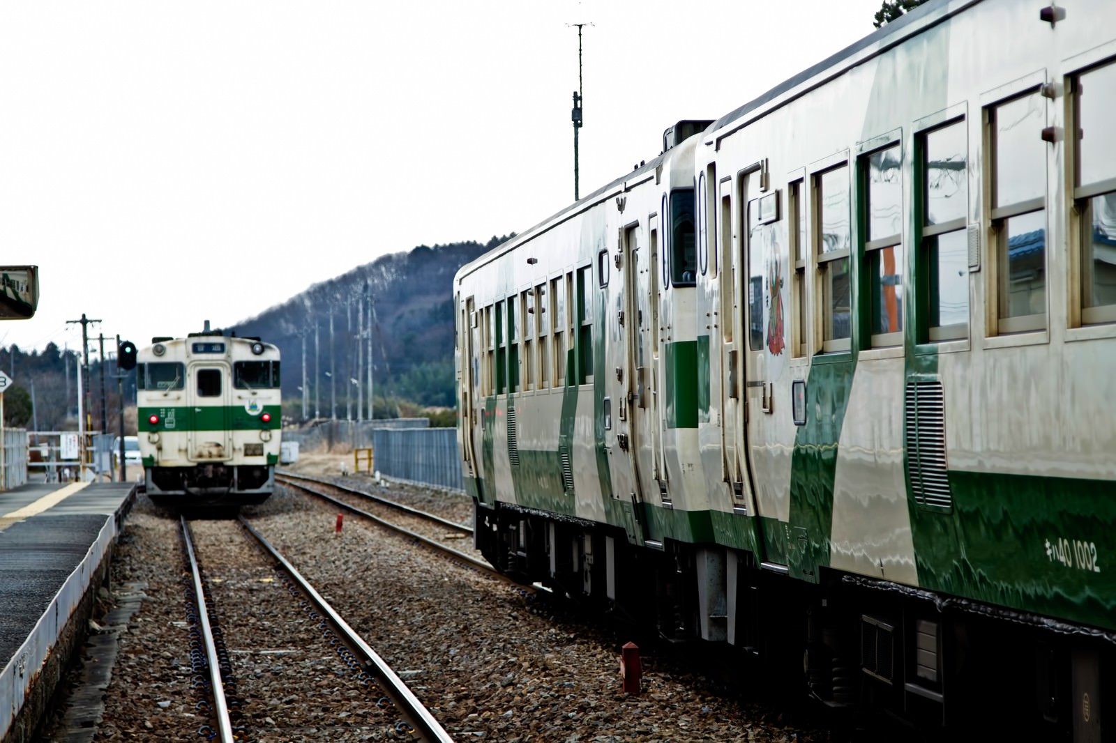 ホームですれ違う烏山線の電車