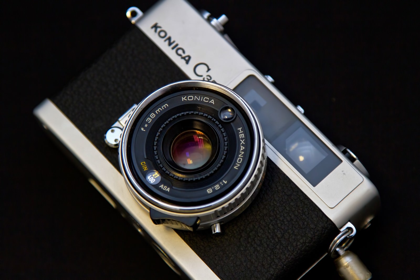 シルバーのKONICA C35カメラ