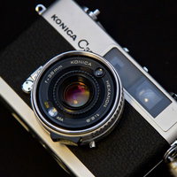 シルバーボディのKONICA C35レトロカメラの写真