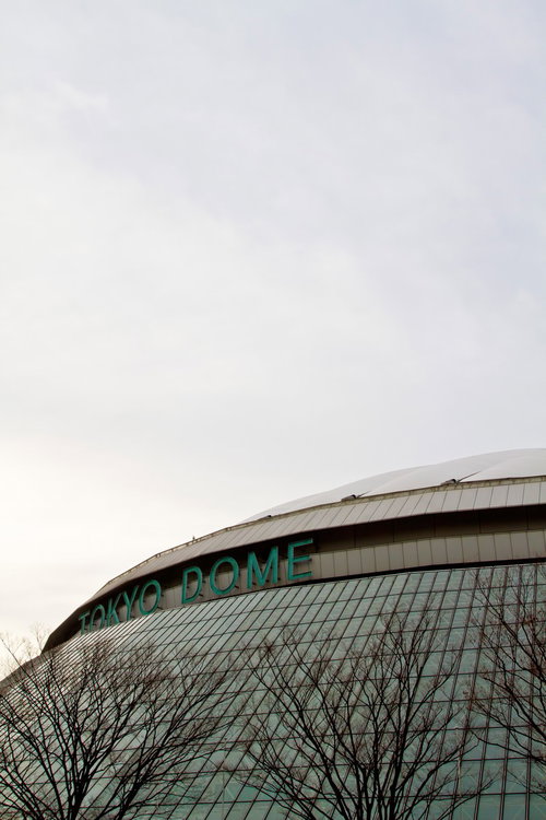 曇り空の下に置かれた東京ドームの正面