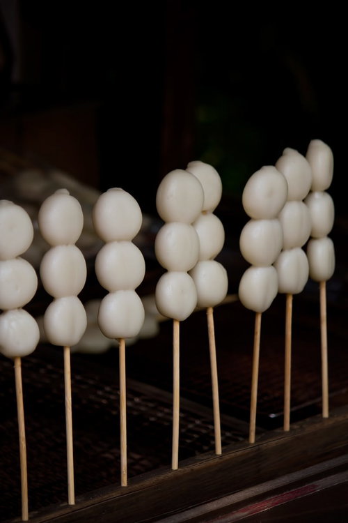 木の台に並ぶ白い串焼き団子