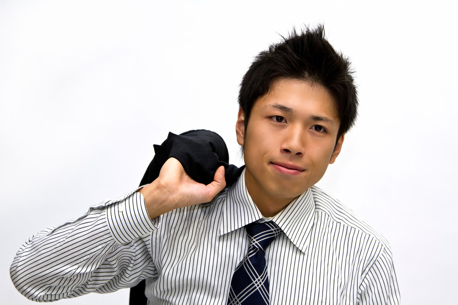 上着を肩にかけたネクタイの男性［モデル：恭平］