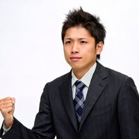 右手を握って手ごたえを感じるビジネスマンの写真