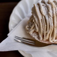 白い粉がかかったドーム型のモンブランケーキの写真