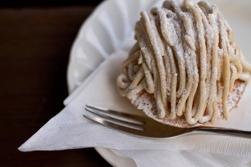 白い粉がかかったドーム型のモンブランケーキ