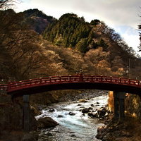 清流にかかる冬の日光二荒山神社の赤い神橋の写真