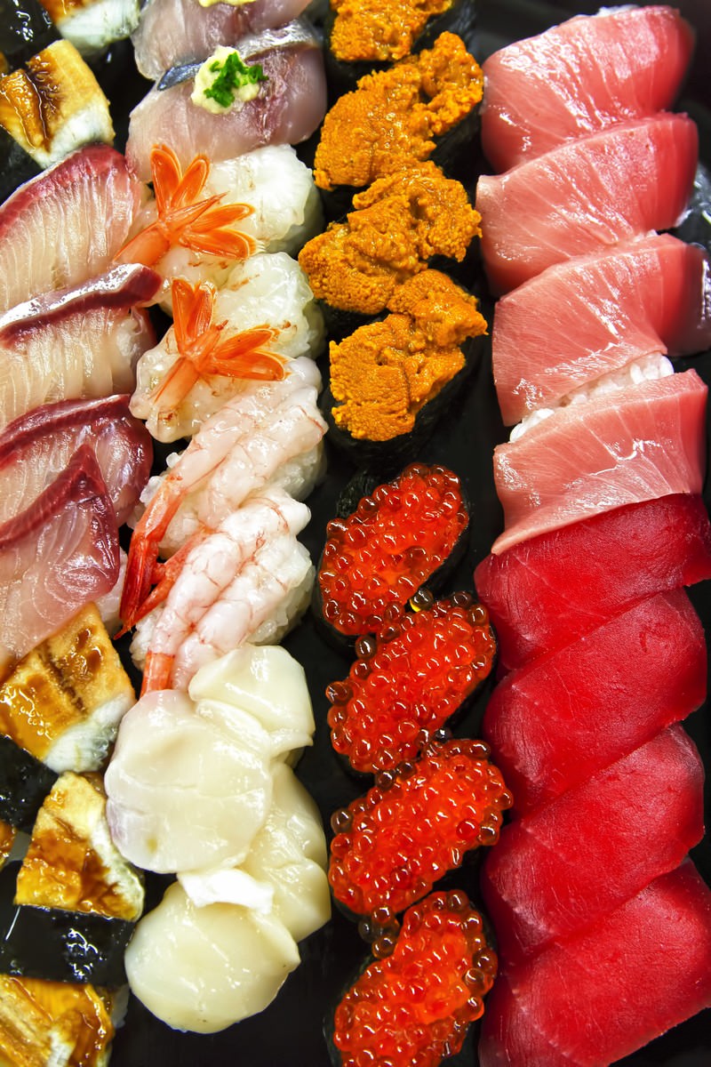 マグロやイクラが並ぶ寿司盛り合わせ