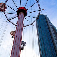 青空にそびえる東京ドームシティのパラシュートランドの写真