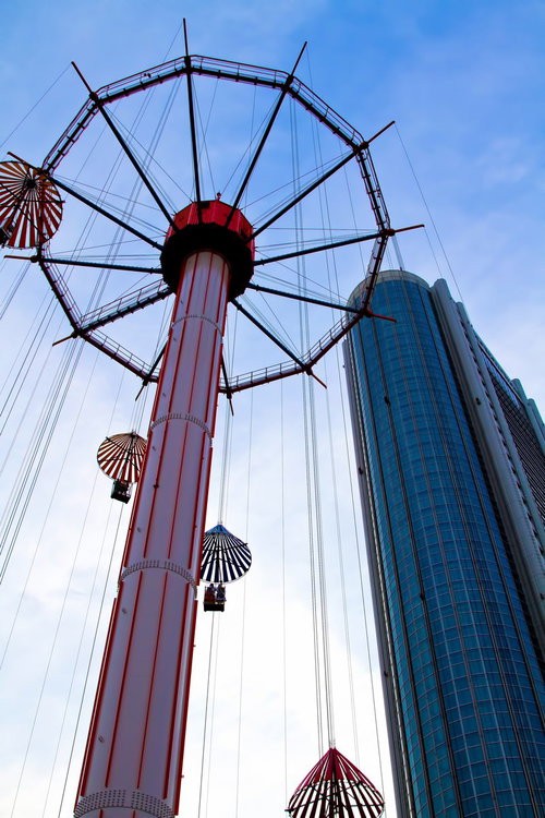 青空にそびえる東京ドームシティのパラシュートランド