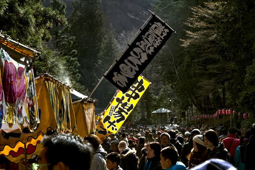 参道を埋め尽くす日光東照宮の初詣客と山車