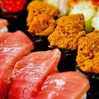 ウニとトロが並ぶお寿司の盛り合わせの写真