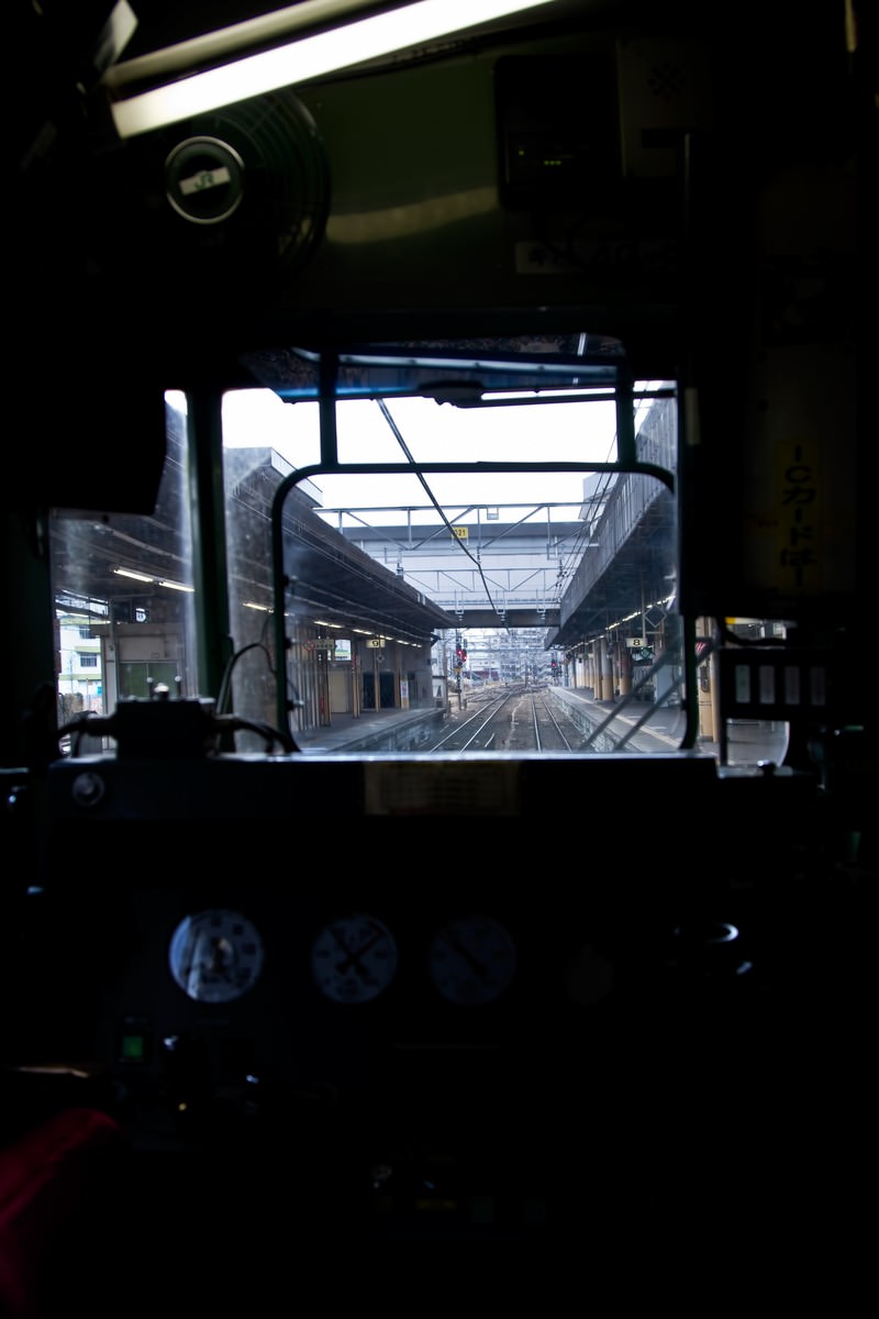 運転席の窓越しに見える駅のホーム